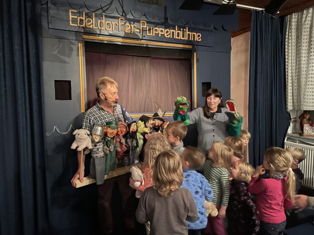 Kinder-Puppentheater für Kinder vor der Bühne